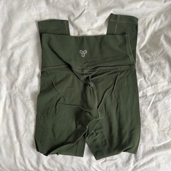 aritzia tna butter green leggings - Picture 3 of 3